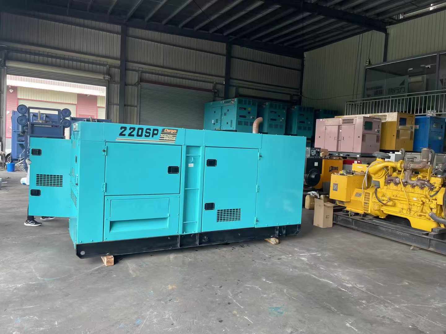 秦安柴油发电机组长期不间断运行时，如何监控其温度和压力？