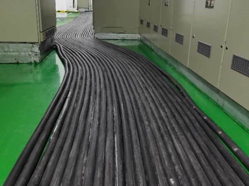 秦安如何根据理论计算公式计算温度对特定电压测量结果的影响？